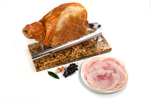 pecen-prsut-s-kostjo